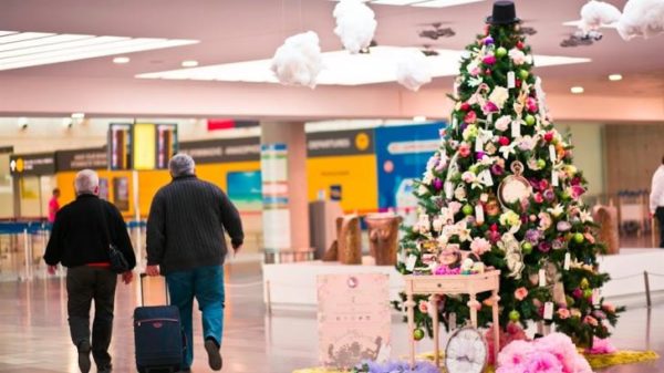 Τα Χριστούγεννα όλα τα αεροδρόμια «φορούν τα γιορτινά τους» και μπαίνουν στο κλίμα των ημερών. Το αεροδρόμιο της Λάρνακας, όμως, πραγματικά μετατράπηκε σε μία παραμυθένια πολιτεία που μαγεύει μικρούς και μεγάλους. 