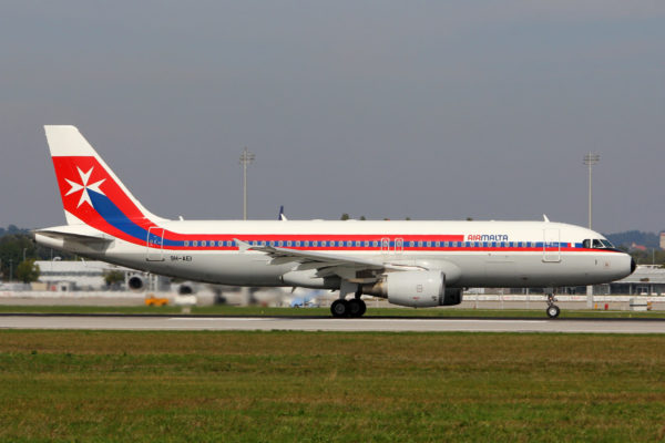 Με την χρήση ρετρό χρωμάτων και σχεδίων, οι αερομεταφορείς επανασυνδέονται με το παρελθόν τους