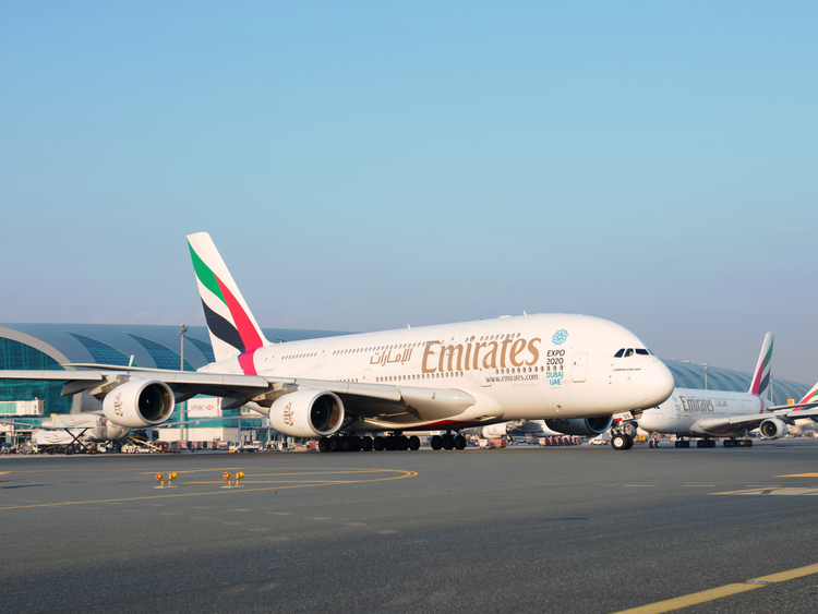 Βίντεο: Αεροπλάνο της Emirates ξεπροβάλλει από το.. πουθενά