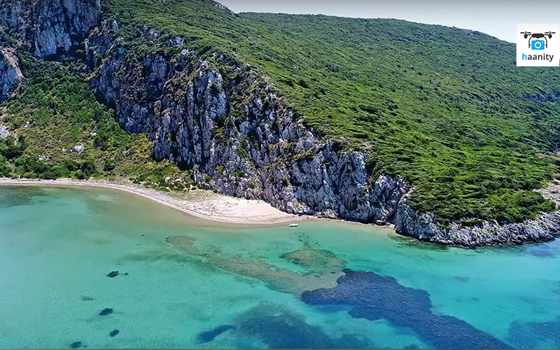 Πτήση στο σμαραγδένιο ελληνικό νησί που βάφτηκε με αίμα
