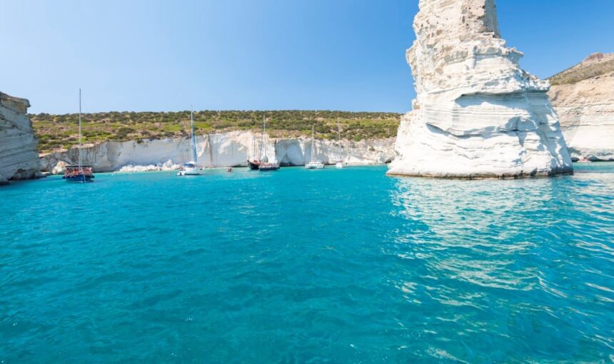 Το Conde Nast Traveller ξεχωρίζει τη Μήλο