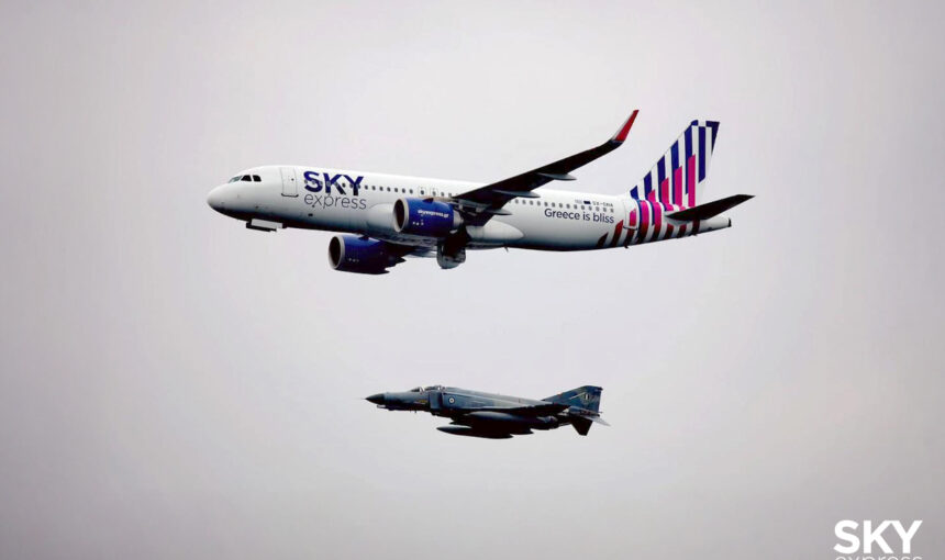 SKY express: Πέταξε με 2 υπερσύγχρονα αεροσκάφη δίπλα σε Phantom F-4 και F-16, τιμώντας τη γιορτή της Πολεμικής Αεροπορίας