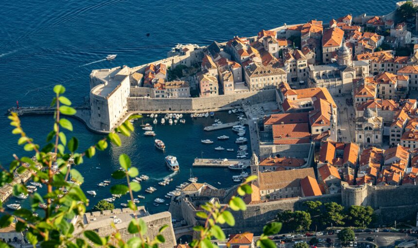 Ντουμπρόβνικ: Η Πόλη των Τειχών με την Απόλυτη Μεσογειακή Γοητεία
