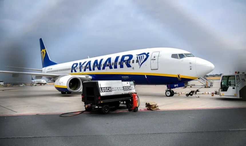 Viral ανάρτηση της Ryanair για τα τζιν σε πτήσεις προκαλεί αντιδράσεις
