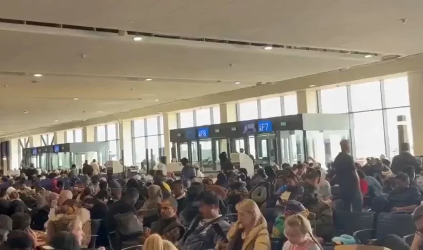 Μέση Ανατολή: Παράλυση στις αερομεταφορές με χιλιάδες ακυρώσεις