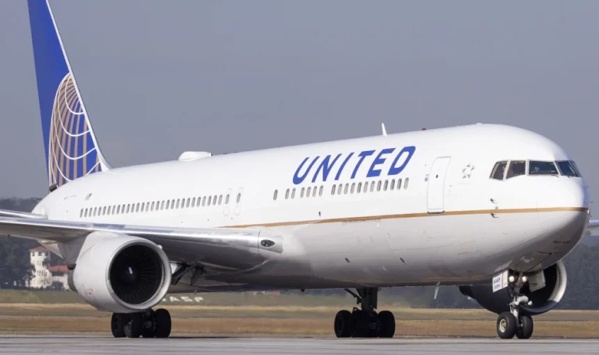 Η United φέρνει επαναστατική διαμόρφωση καθισμάτων με μετατρεπόμενη μεσαία θέση σε τραπέζι!